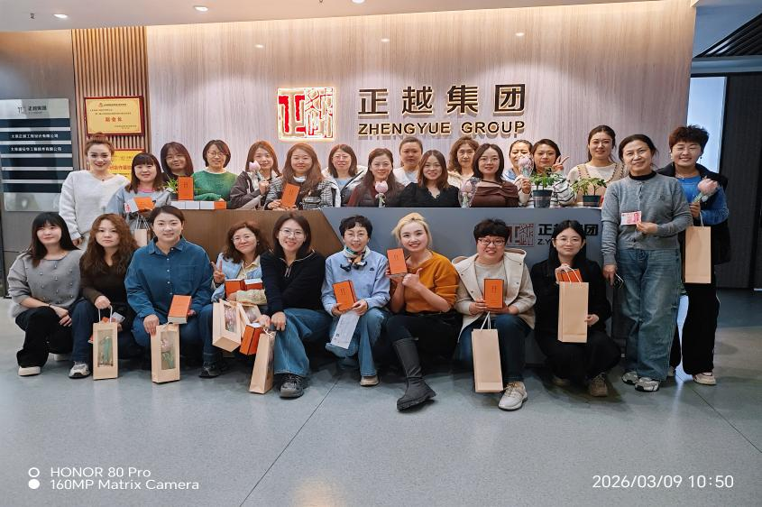 芳華悅己，逐光而行